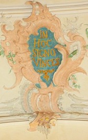 Schriftzug an der Decke "In Hoc Signo Vinces" (In diesem Zeichen wirst Du siegen) 