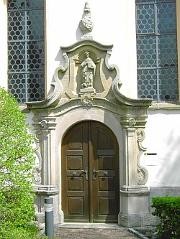 Portal der Klosterkirche mit Dominikus-Skulptur
